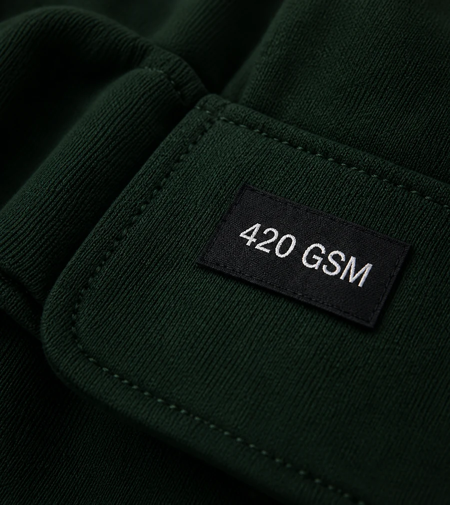 Étiquette 420 GSM cousue sur un molleton vert forêt