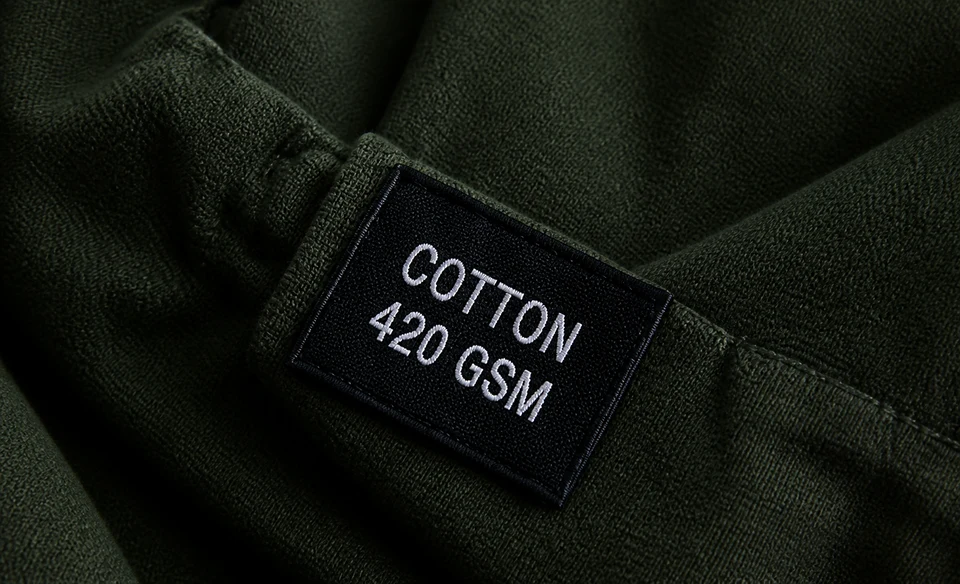 Étiquette coton 420 GSM cousue sur un molleton vert forêt